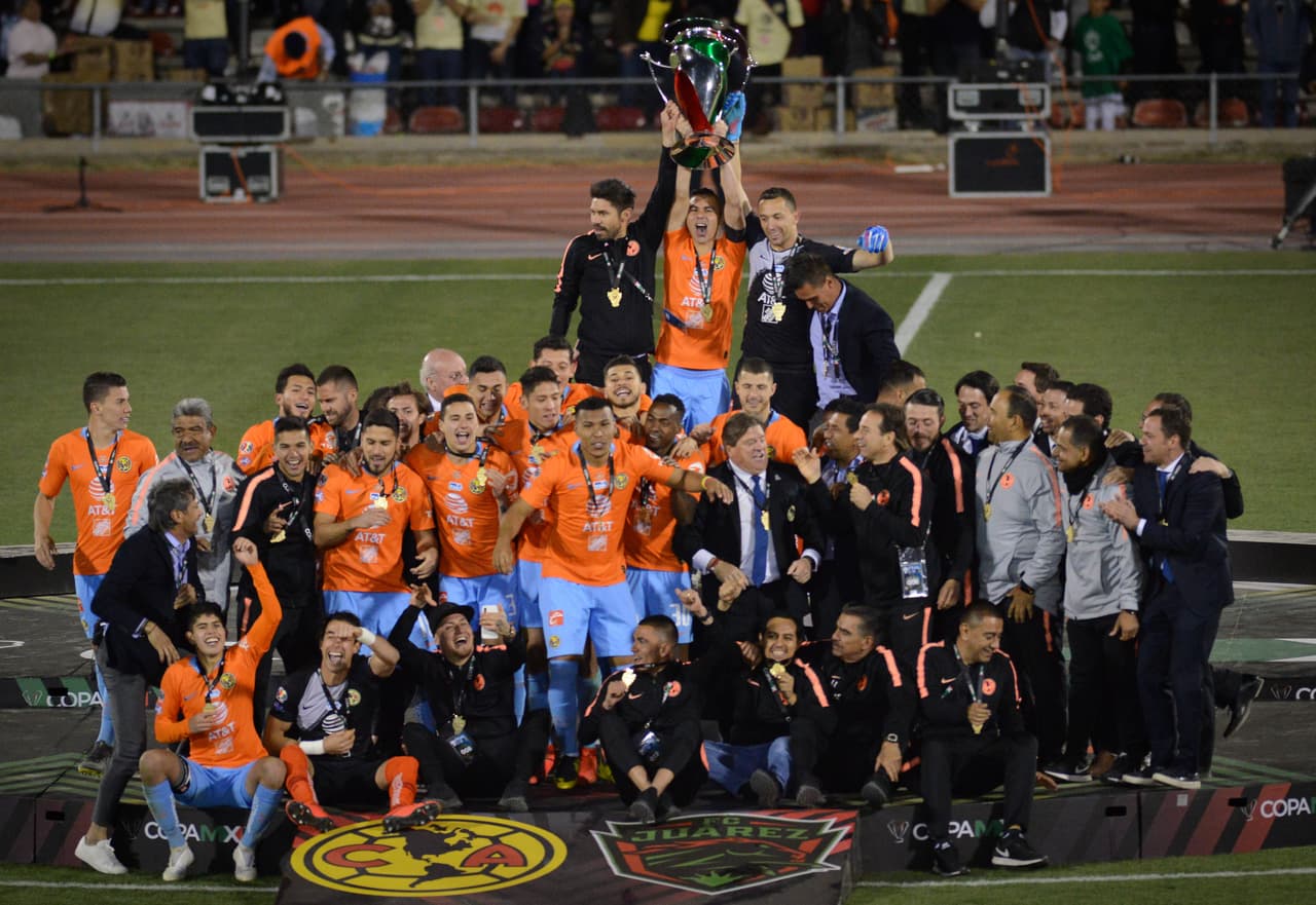 Así festejaron los integrantes de las Águilas del América y su cuerpo técnico luego de conquistar la Copa MX. Fue un festejo efusivo porque gana el torneo 45 años después.