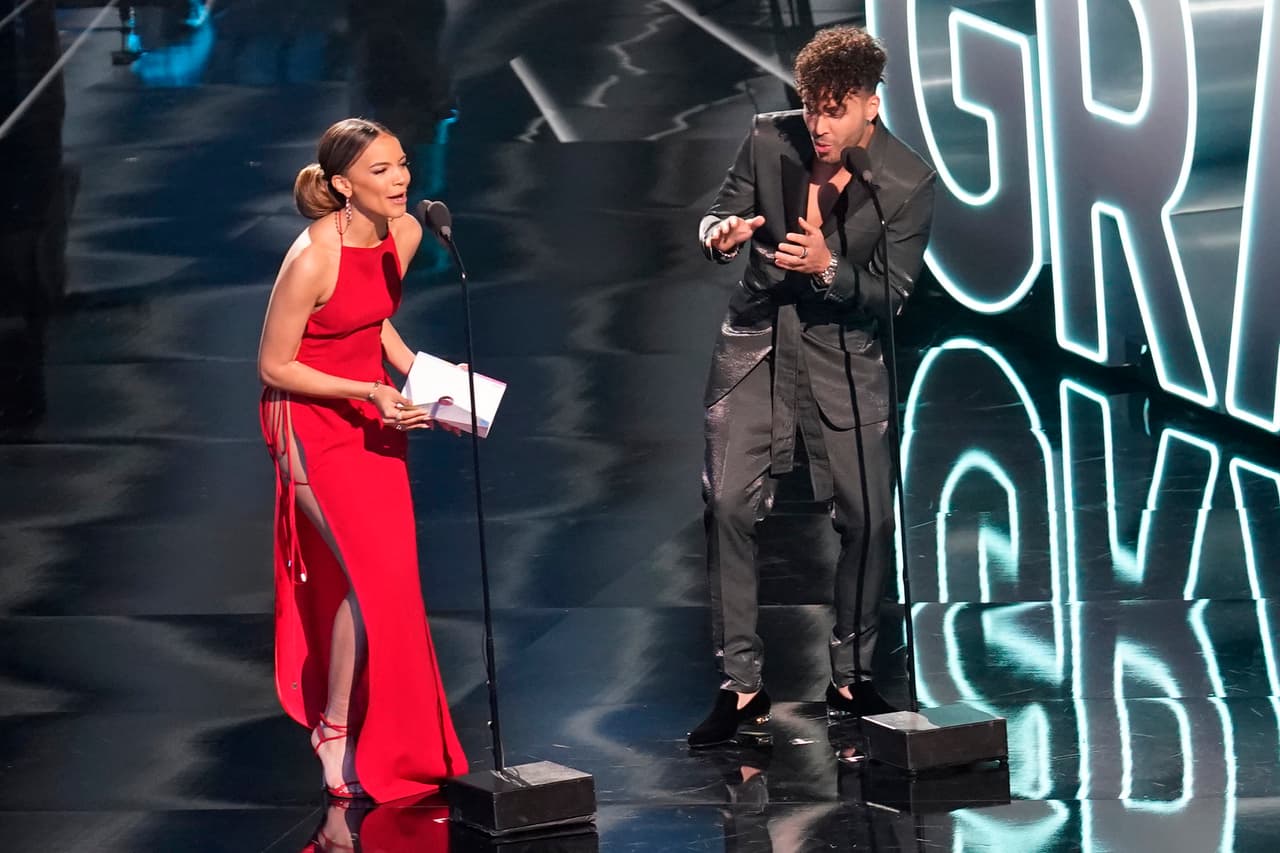 Estrellas como Natalia Lafourcade se llevo el mejor albúm, Residente recibió el premio a la canción del año y Alejandro Sanz fue el ganador de la grabación del año. Estos fueron los premios mas destacados de la noche.