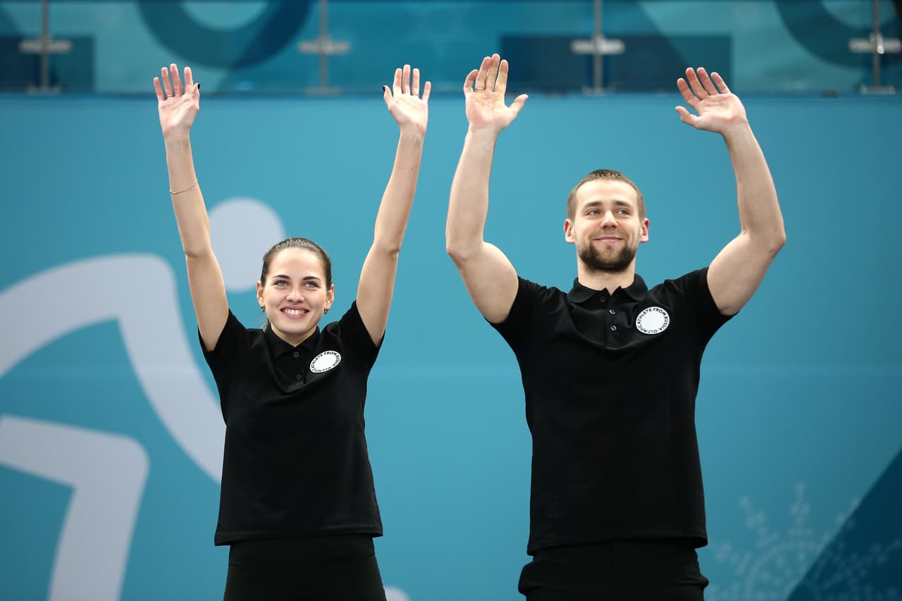 La rusa Anastasia Bryzgalova, de 25 años, ganó medalla de plata en dobles mixtos en curling, pero su parecido con la bella actriz Angelina Jolie ha sido un gran atractivo en los Olímpicos de Invierno.