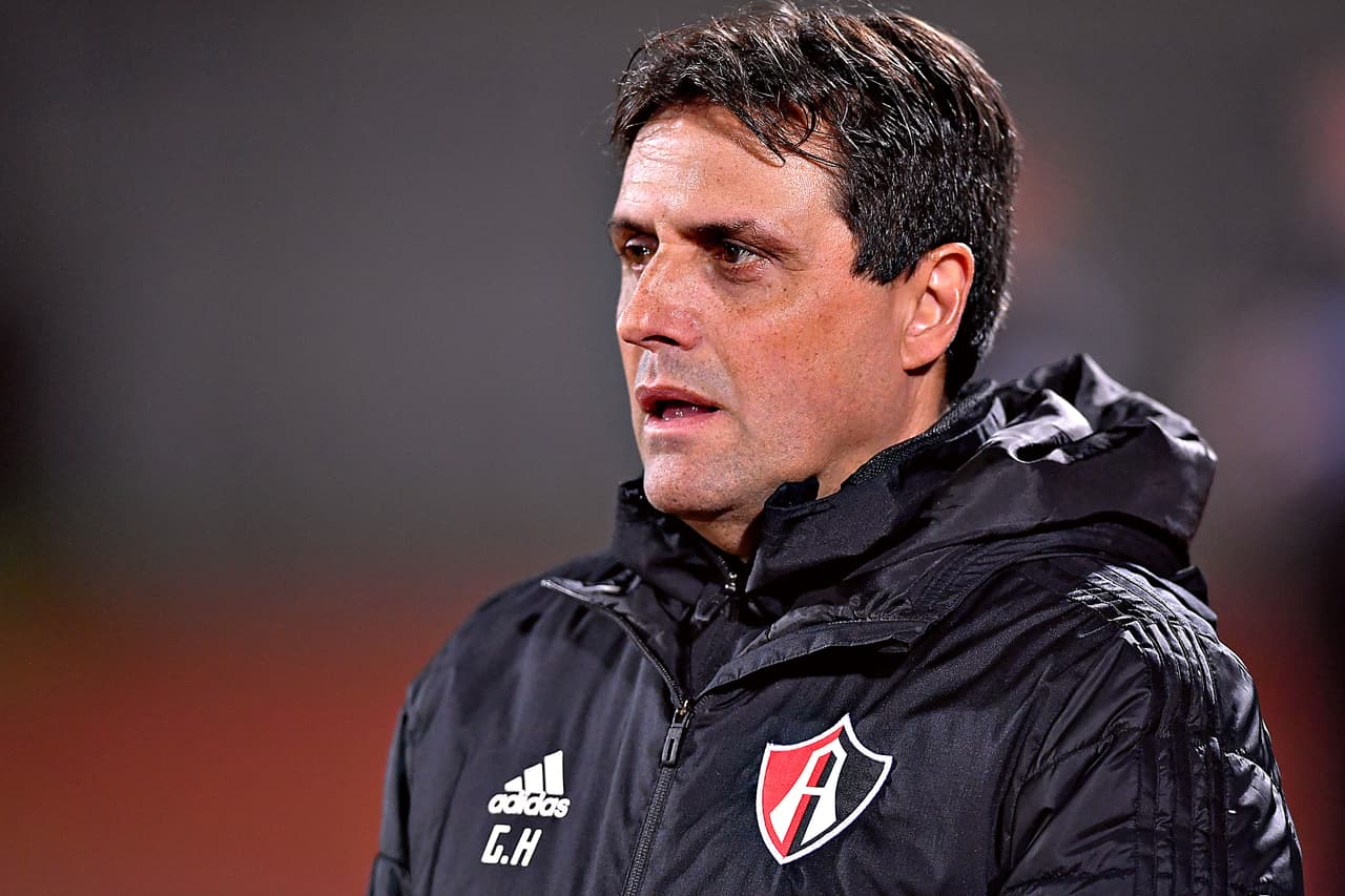 Guillermo Hoyos, el técnico de los Zorros, lucía expectante en el primer medio, aunque relativamente satisfecho por las sensaciones que dejaba su equipo tras los 45 minutos iniciales.