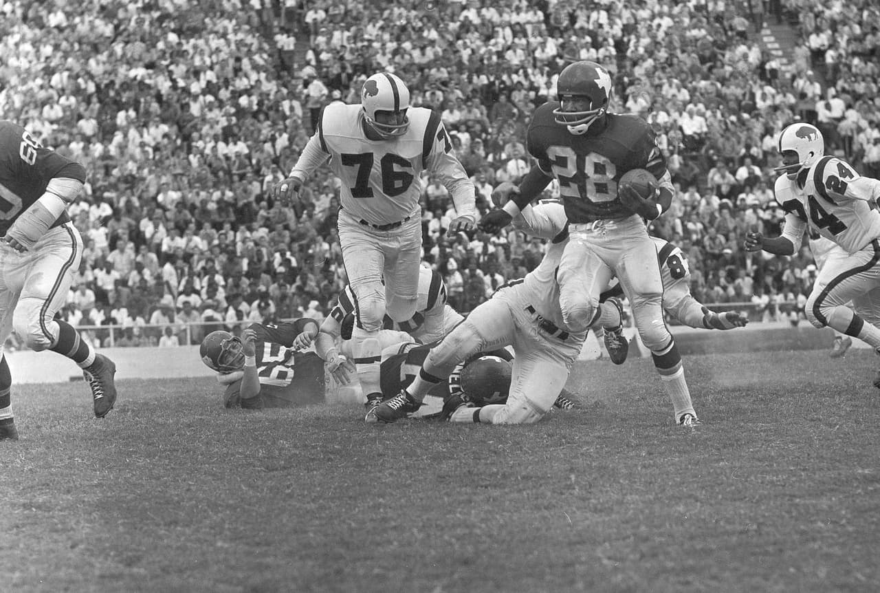 El juego también fue el primero en 54 años en que tres jugadores diferentes (Smith, Thomas y West) obtuvieron un touchdown terrestre en la primera mitad para este equipo, cuando el miembro del Salón de la Fama LEN DAWSON, ABNER HAYNES y CURTISMC CLINTON consiguieron ese hito para los Dallas Texans el 11 de noviembre de 1962.