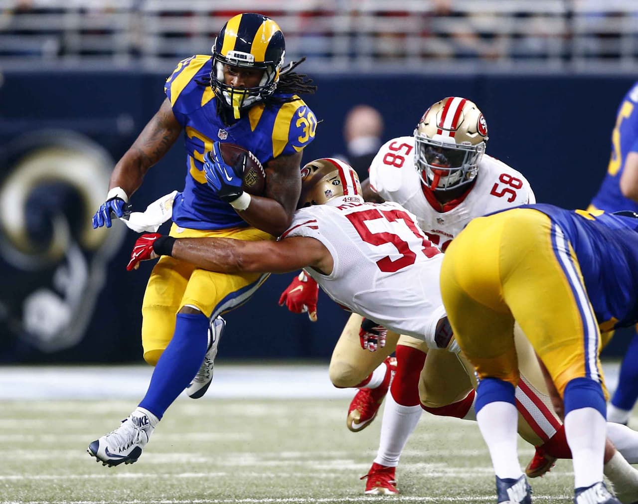 5.- El corredor novato de St. Louis TODD GURLEY acarreó el ovoide para 133 yardas y un touchdown en el triunfo de los Rams 27-6 contra San Francisco. Gurley es el primer novato en la historia de la NFL con al menos 125 yardas terrestres en cuatro juegos de manera consecutiva.