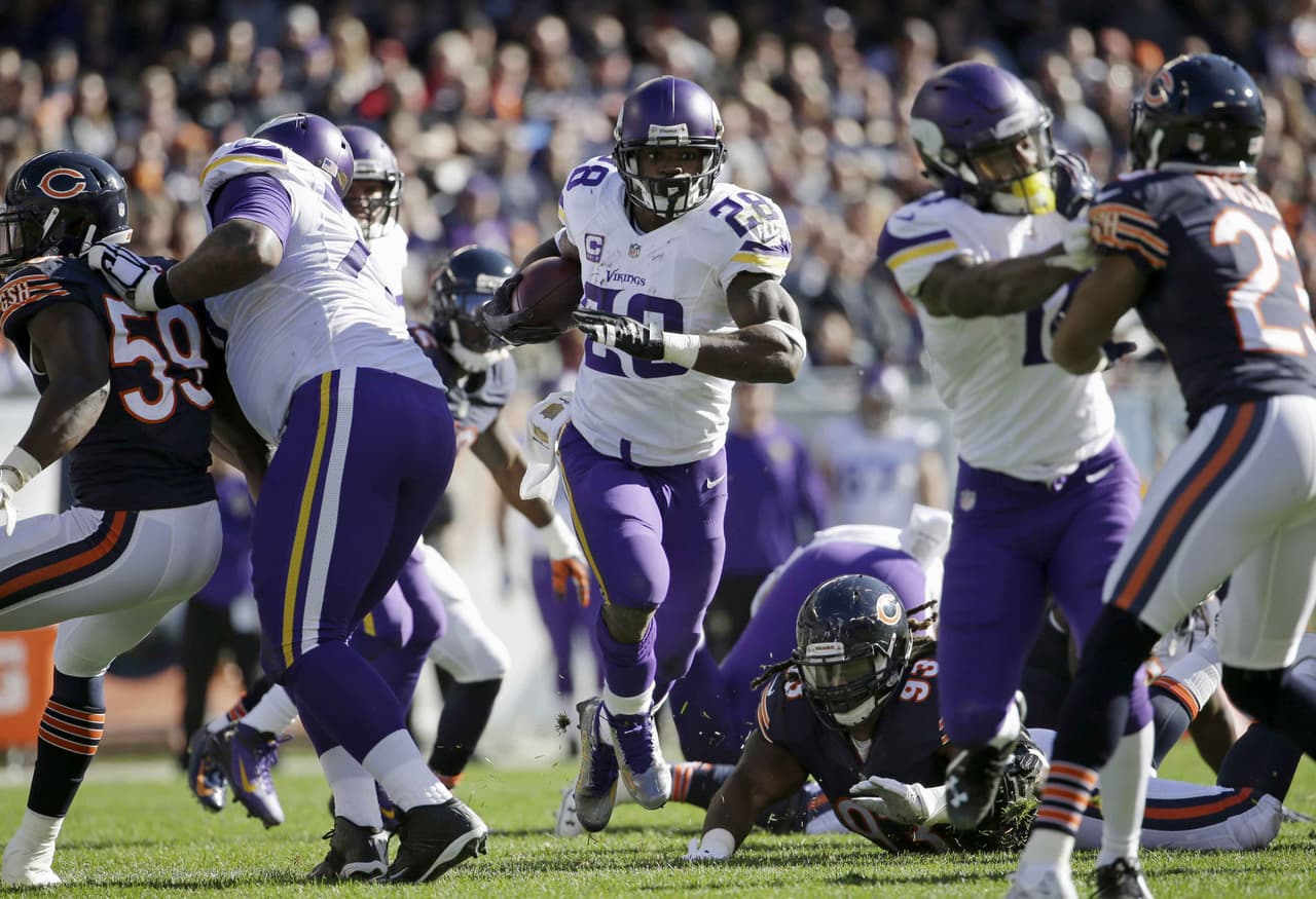6.- El corredor de Minnesota ADRIAN PETERSON acarreó el ovoide para 103 yardas en el triunfo de los Vikings 23-20 contra Chicago.