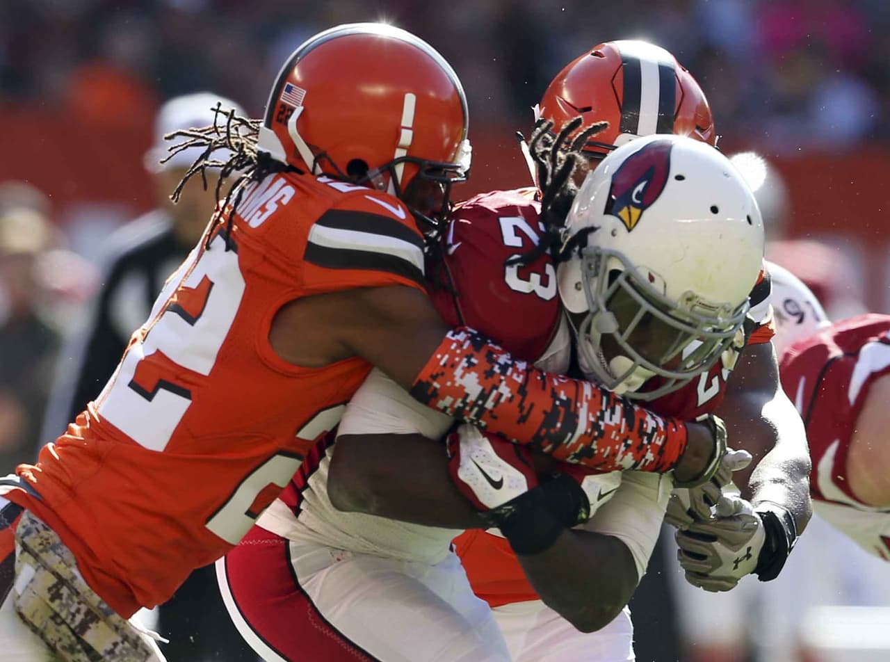 El corredor de los Cardinals CHRIS JOHNSON acarreó el ovoide para 109 yardas contra los Browns y se convirtió en el primer Cardinal cuando cuatro juegos de al menos 100 yardas terrestres en una sola temporada desde 1985 (STUMP MITCHELL).