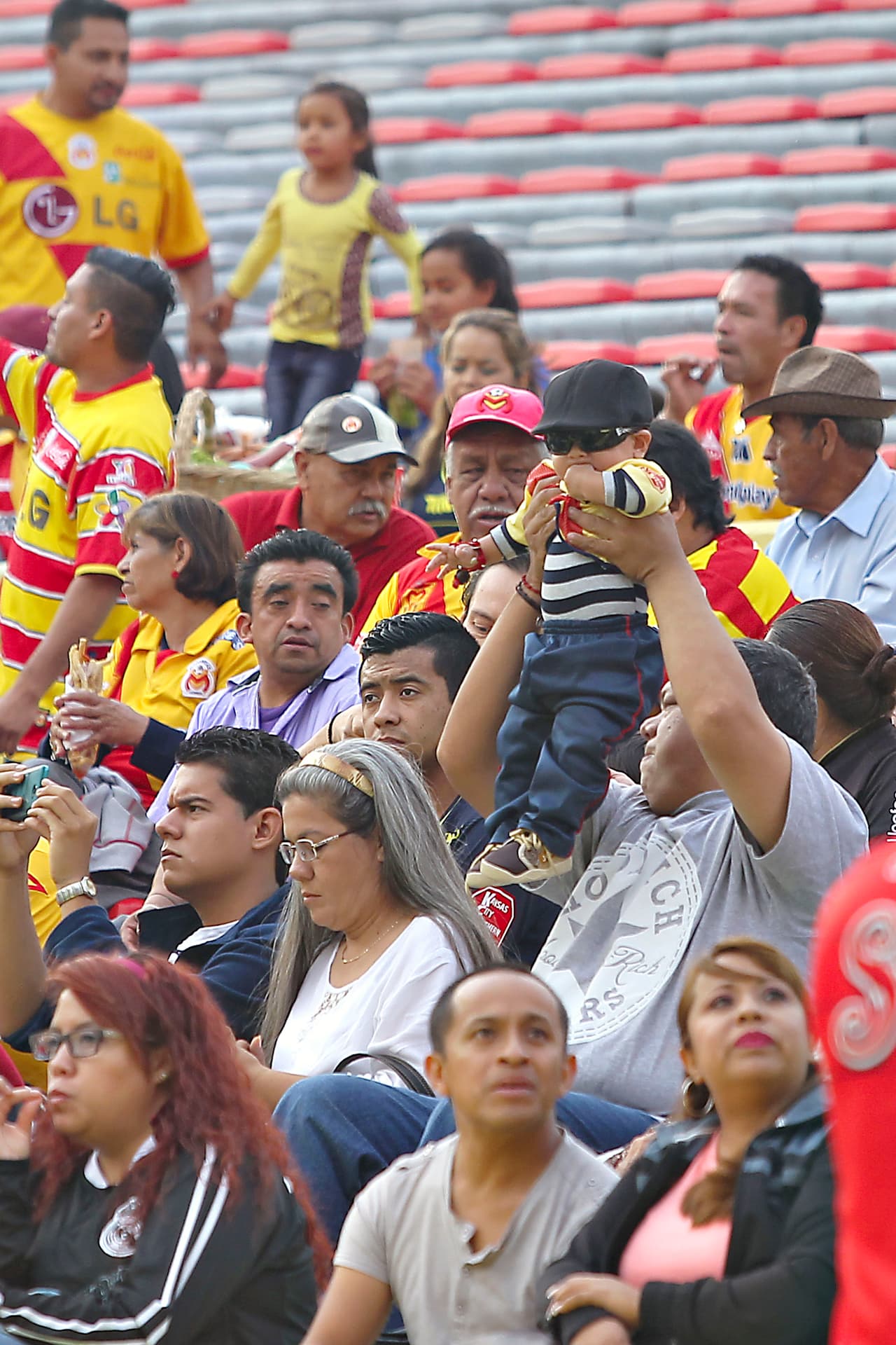 El colorido de la afición en la Jornada 16