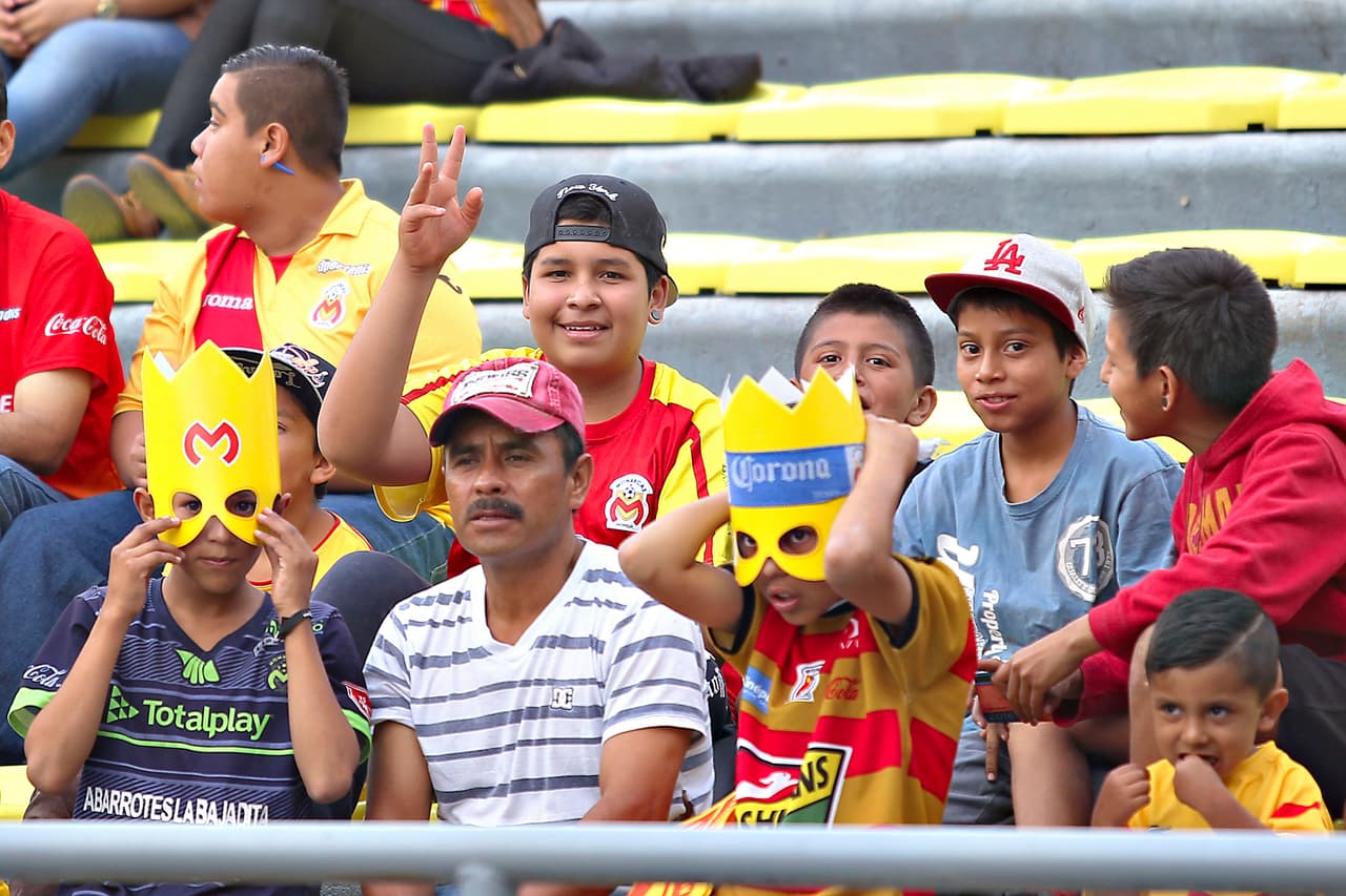El colorido de la afición en la Jornada 16