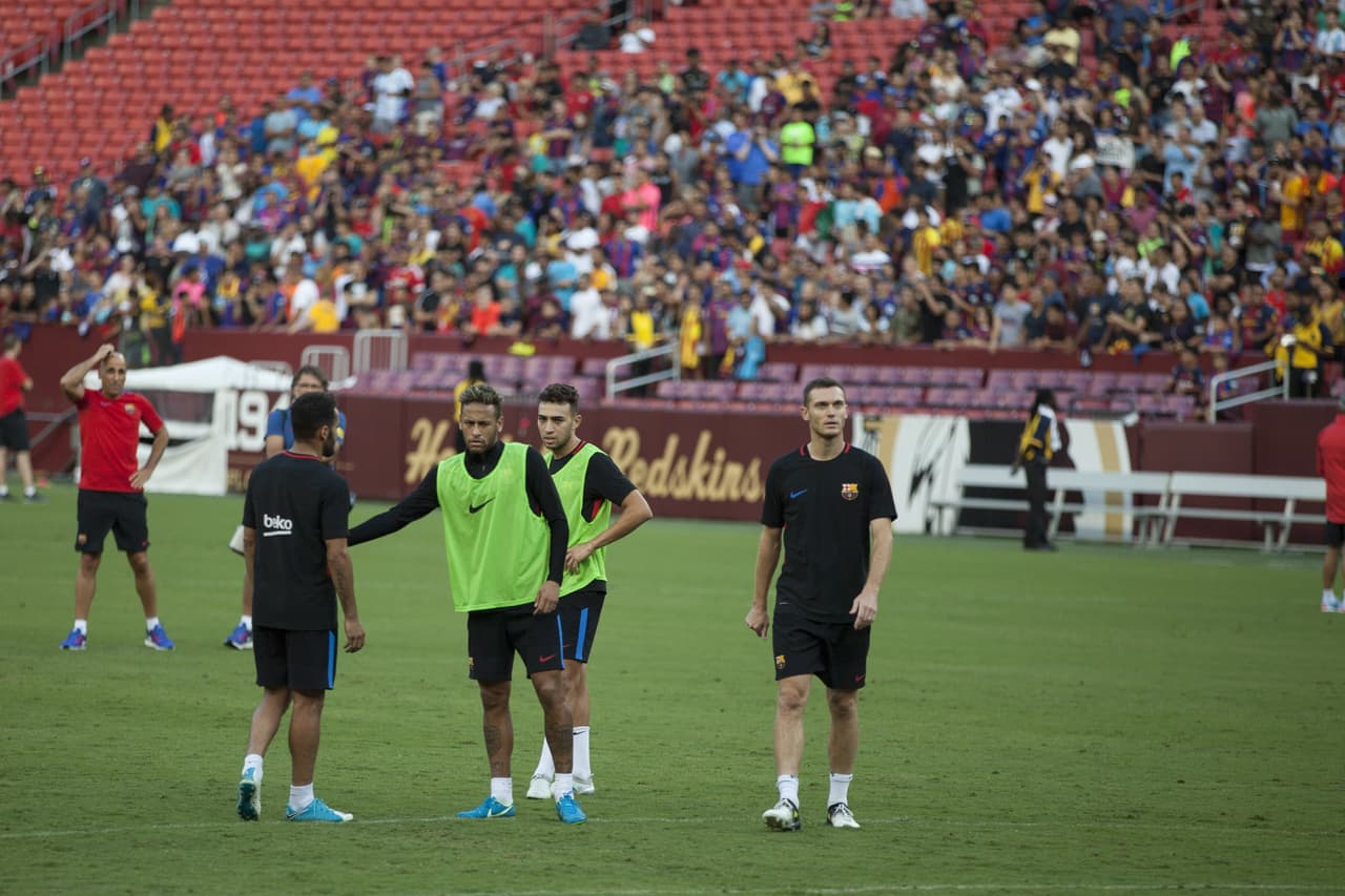 Si bien no se conocía nada oficial, múltiples medios afirmaron que Neymar les había dado a conocer su decisión a sus compañeros, mientras que el público le insistía al brasileño que no se fuera del club catalán.