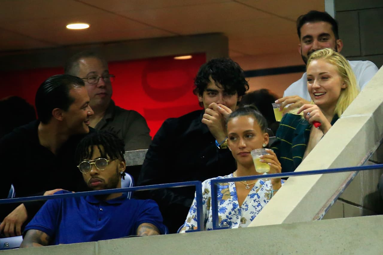 Abajo a la izquierda, con gafas, aparece D'Angelo Russell, jugador estelar de los Brooklin Nets en la NBA.