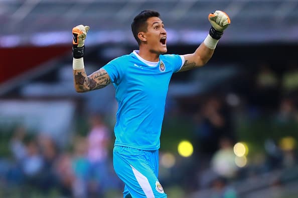 LO MEJOR: Raúl Gudiño, guardameta de Chivas, se convirtió en el jugador del partido con atajadas importantes y la más destacada fue detener el penal que le daba la victoria al América en la últimoa jugada del partido.