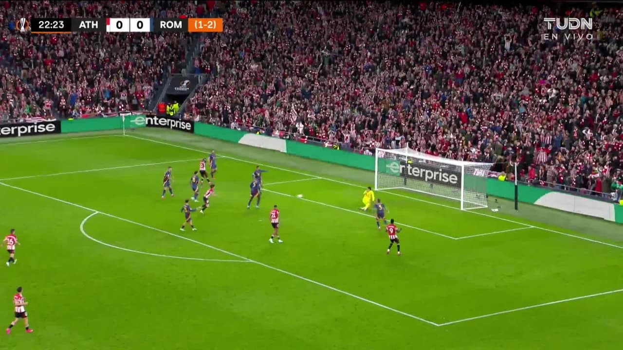 ¡CERCA! Nico Williams disparó que se estrella en el poste.