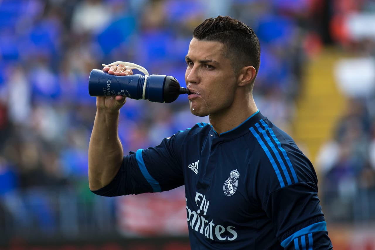 Ni el agua pudo ayudarle a Cristiano a pasar el trago amargo luego de sus fallas frente al arco.