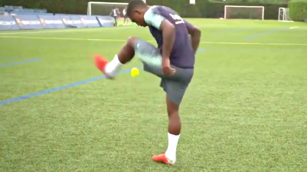 ¡Malcom, el malabarista! Domina un ping-pong, una pelota de tenis y un balón de fútbol americano