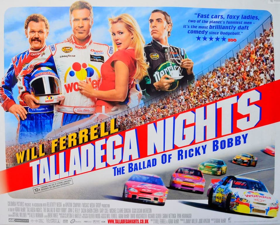 ‘Talladega Nights’ ó ‘La balada de Ricky Bobby’ 2006. El personaje interpretado por Will Ferrell que busca figurar en la gran serie americana, pero cuando un piloto francés de Fórmula Uno llega para destacar, pone a prueba el talento y devoción del protagonista en una mezcla de comedia, acción y aventura que con un buen presupuesto, gusta a los amantes de la comedia y la NASCAR.