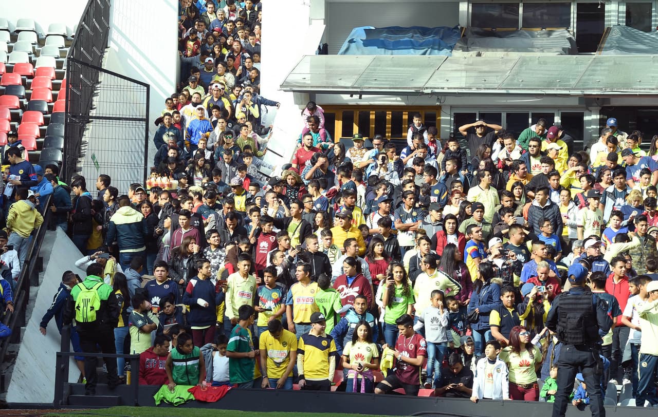 Las Águilas, tanto el equipo varonil y femenil, convivieron con los aficionados y se tomaron la foto oficial con ellos en el Estadio Azteca.