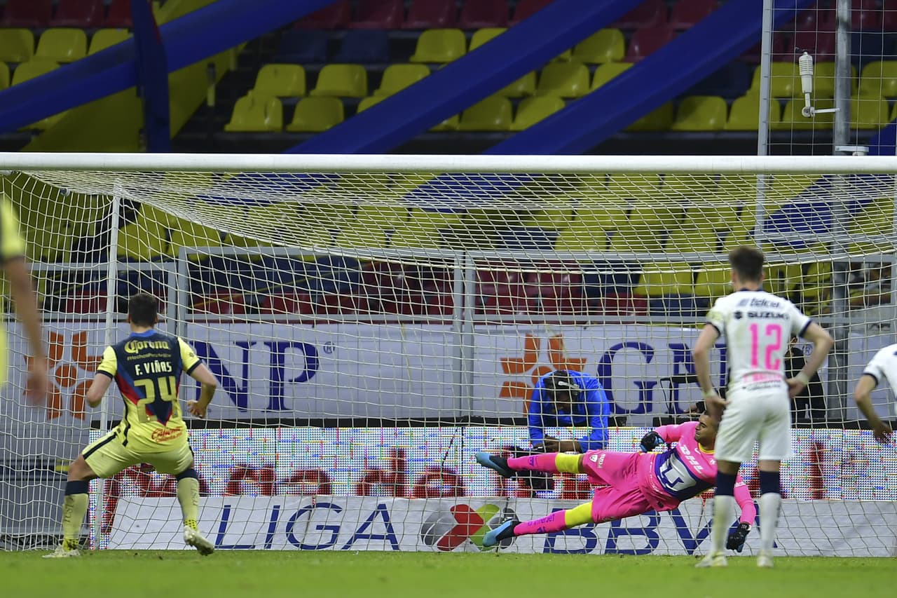 Iniestra cometió mano dentro del área en un tiro libre y, además de salir expulsado por segunda amarilla, el árbitro decretaba penal.