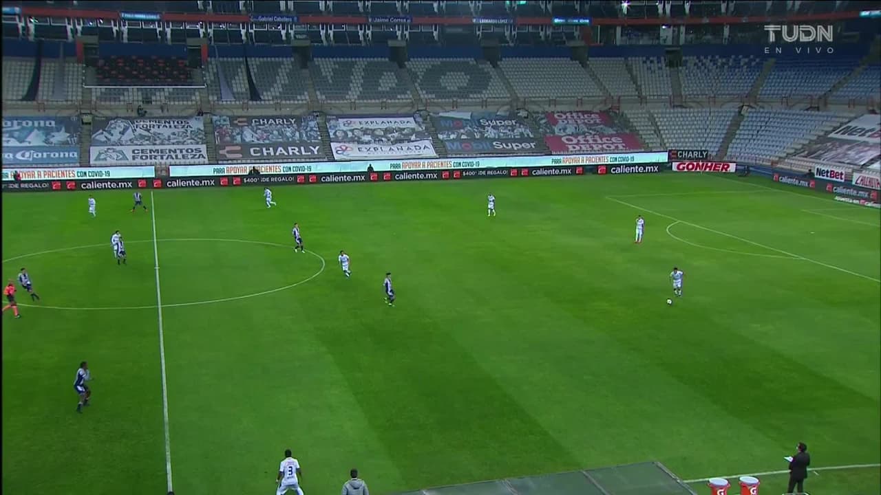 Arranca el partido y la pelota está en juego.