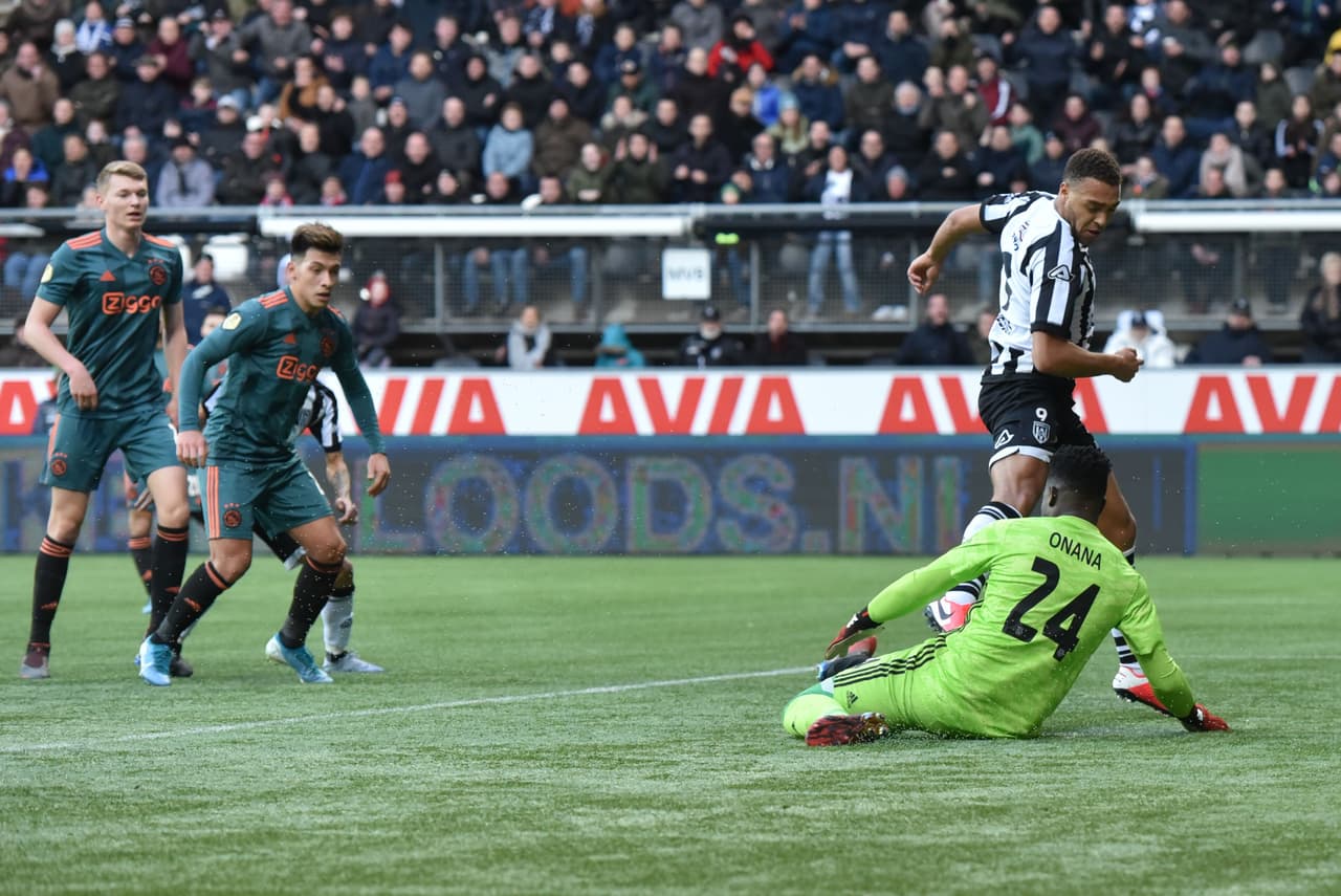 Rossmann dispara el balón contra él y casi le gana a su propio portero. Afortunadamente, el arquero Blaswich está listo y evita un golpe, se vuelve tiro de esquina.