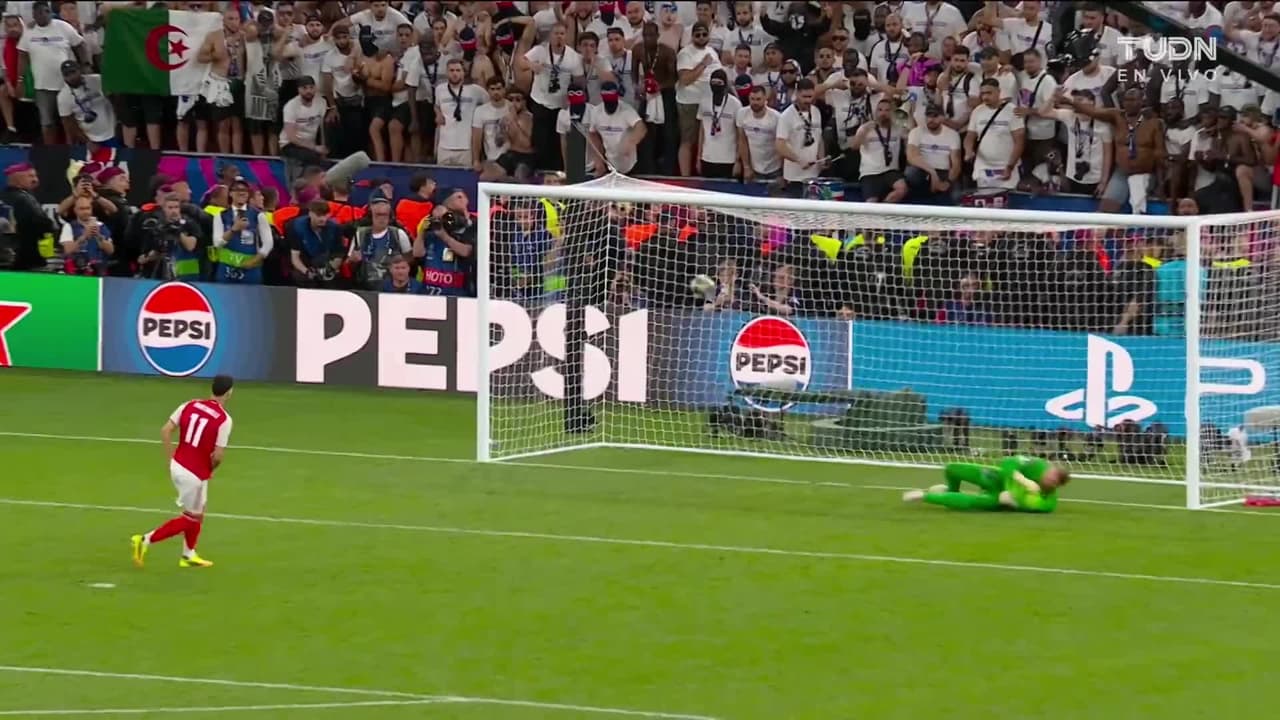 ¡GOL!  anota para Paris Saint-Germain. Beraldo