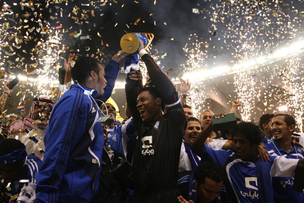 Pocos recuerdan que Arabia Saudita tiene un título mundial de FIFA: fue en el Sub 17 de Escocia 1989 y el portero era Mohamed Al-Deayea, quien años después obtuvo el récord de más participaciones con una selección mayor, con 178 partidos, incluidos cuatro Copas del Mundo.