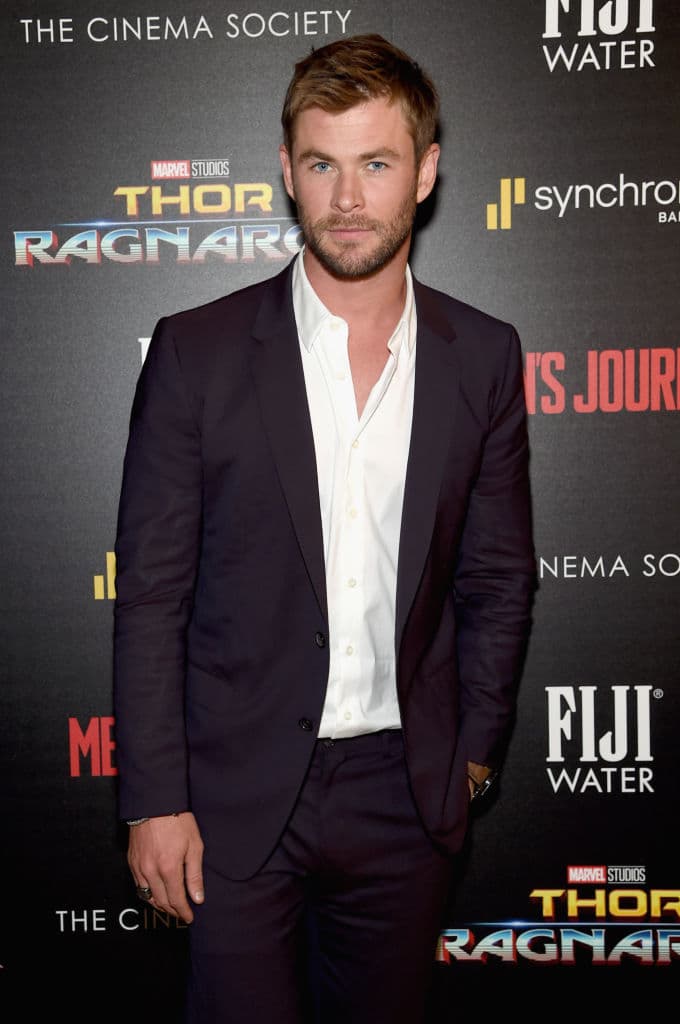 Star Trek Into Darkness (2013) - La tripulación de la nave Enterprise recibe la orden de regresar a la Tierra para enfrentarse a un terrorífico grupo que, desde dentro, ha perpetrado un ataque contra la cúpula de la Federación, sumiéndola en una profunda crisis.
<br>