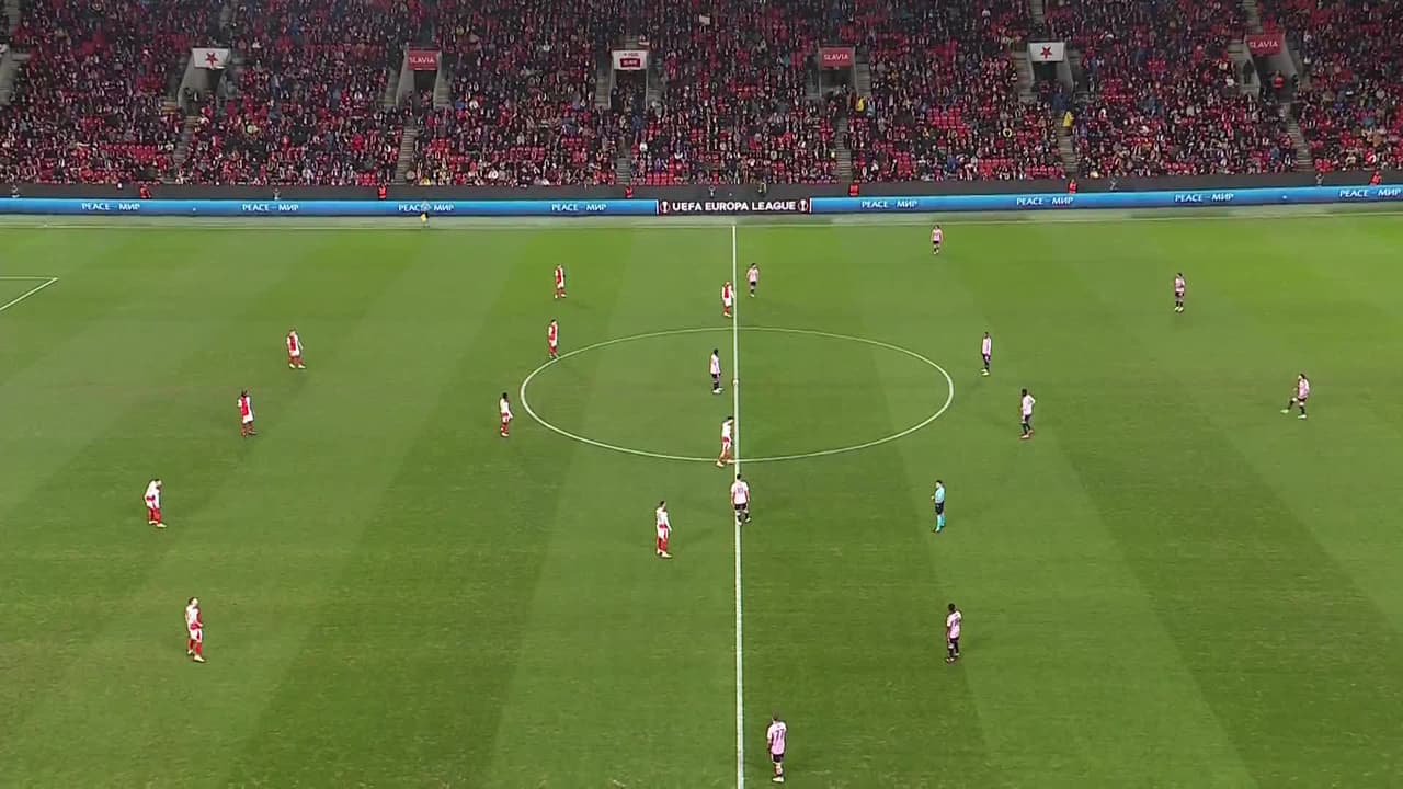 Arranca el partido y la pelota está en juego.