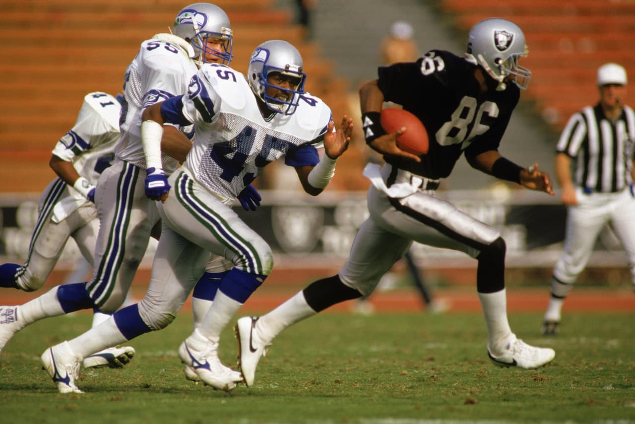 Fue el jugador defensivo de la Conferencia Americana en 1983 y el Defensivo del Año en la NFL en 1984 gracias a temporadas de siete y 10 intercepciones respectivamente.