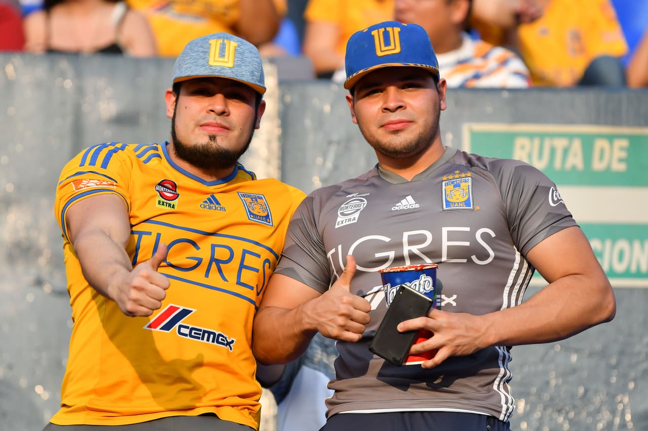 Los fanáticos de Tigres y Pumas viven el encuentro por la Jornada 13 del Clausura 2019 en el Estadio Universitario de la Universidad Autónoma Nuevo León.