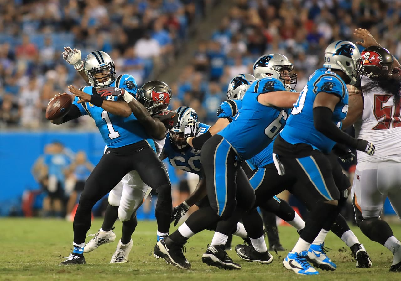 En la defensiva el más destacado fue el 
<b>Shaquil Barrett</b> logró tres tacleadas y todas significaron pérdida de yardas para Carolina Panthers. Los Bucs ganaron 20-14 en Carolina.