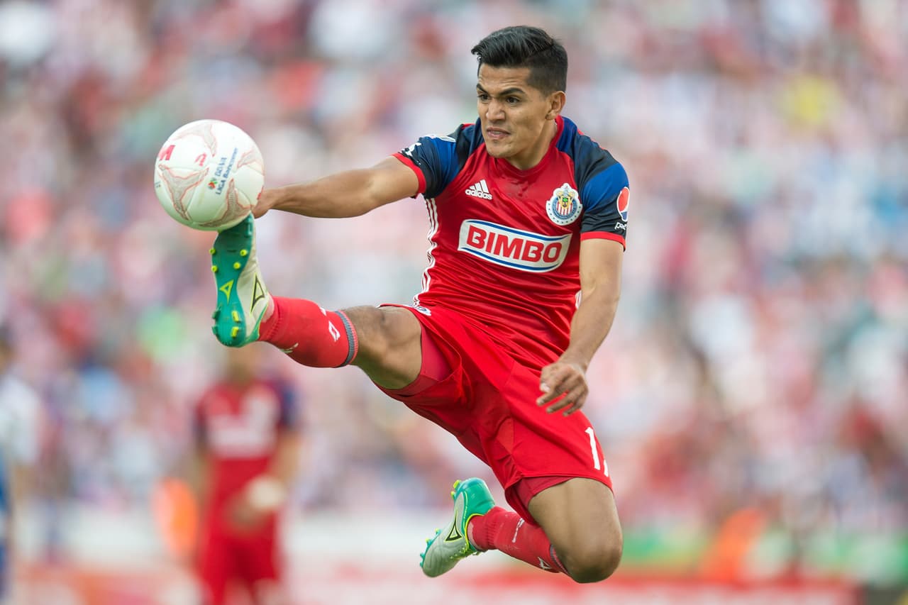 Jesús Sánchez, de Guadalajara, fue expulsado al barrerse sobre Victor Guzmán en el partido ante Pachuca.