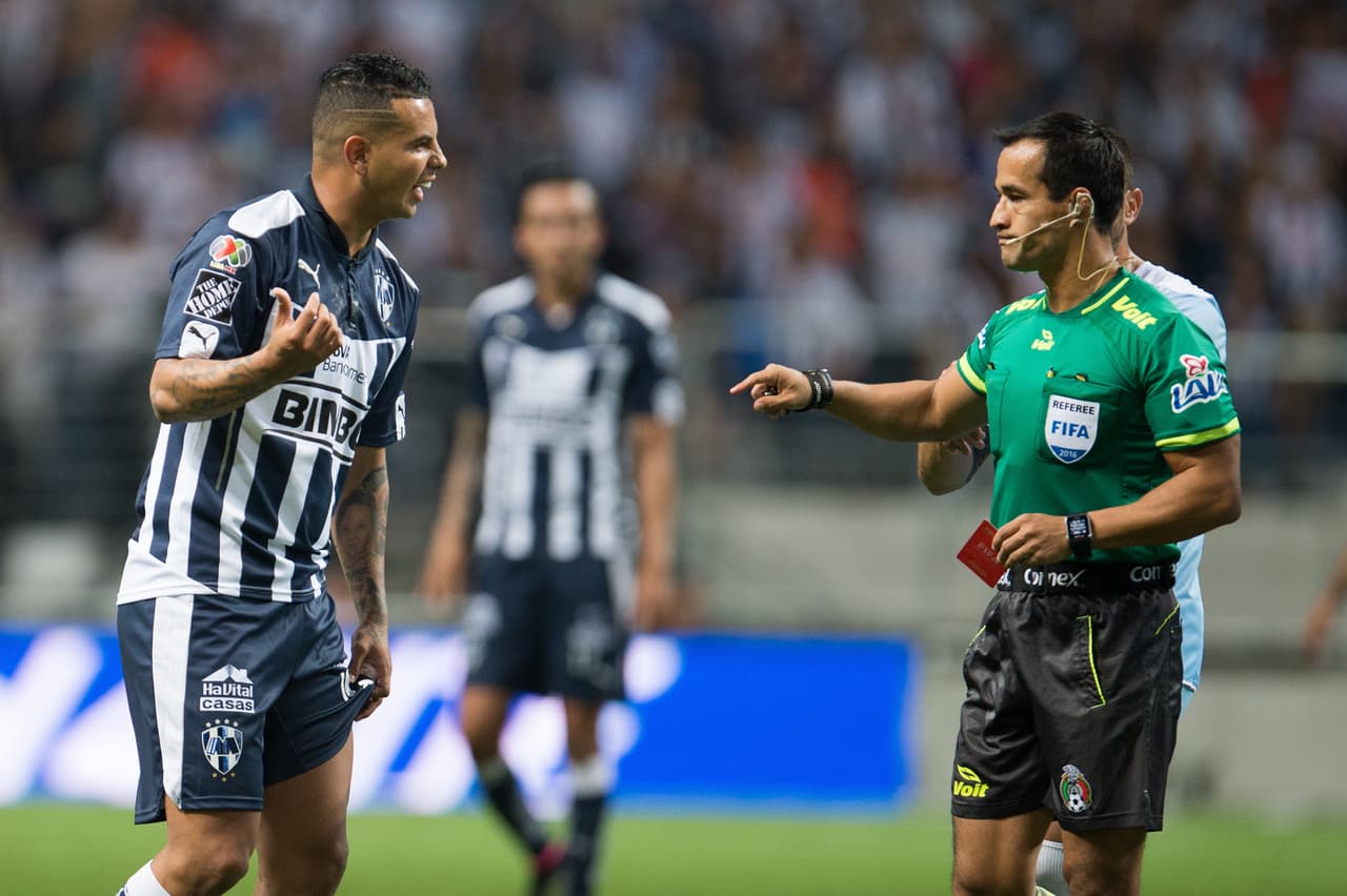 Edwin Cardona, de Monterrey, fue expulsado con roja directa al reclamarle al cuerpo arbitral en el partido contra Querétaro.