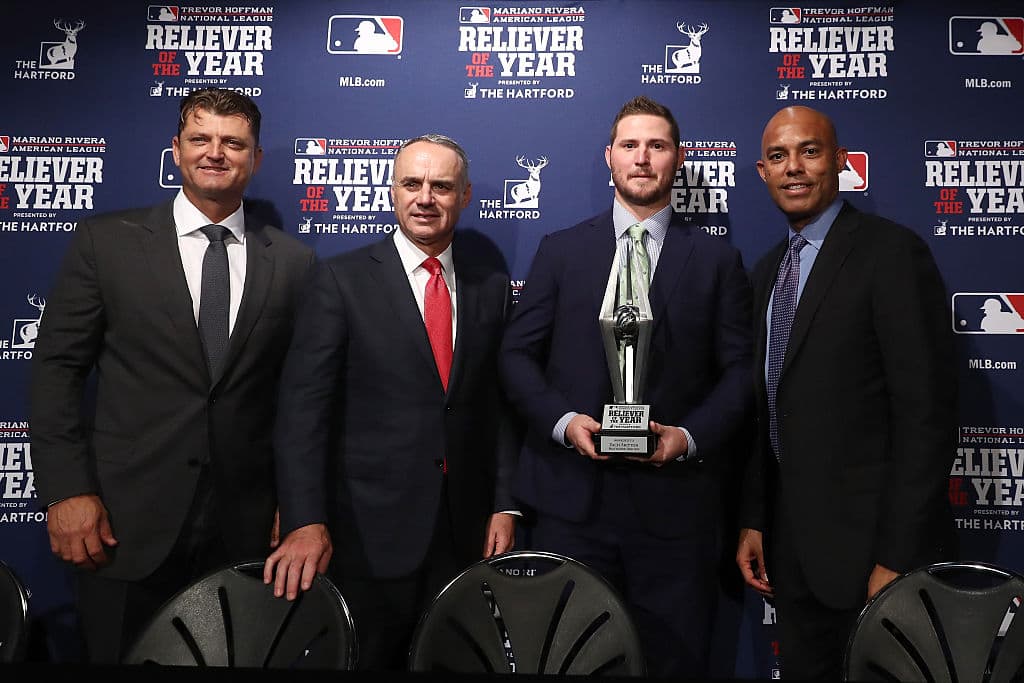 Trevor Hoffman (I), Rob Manfred, Zach Britton y Mariano Rivera.