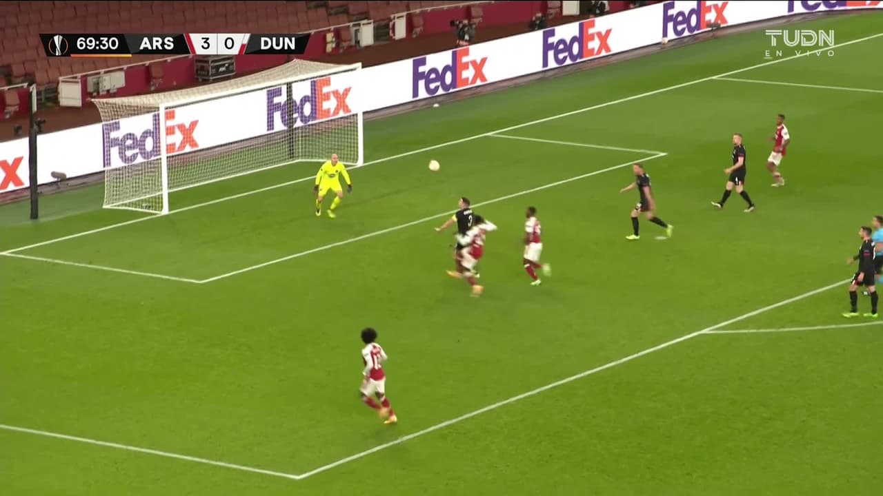 ¡TIRO ATAJADO! disparo por Ainsley Maitland-Niles.