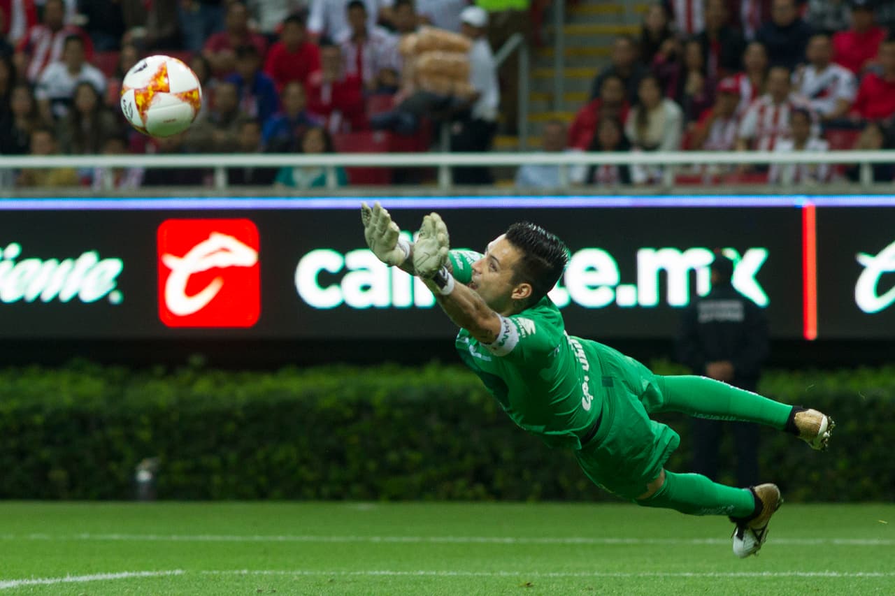 Aunque las Chivas también inquieteban a Saldívar con uno que otro cañonazo de media y larga distancia, probando a lo lejos por lo bien plantada que estaba la defensa azul y oro.
