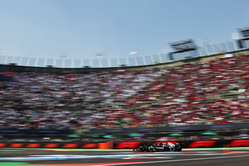Red Bull hace el 1-3 con Max Verstappen en primer lugar y Sergio Pérez en tercero durante el Gran Premio de México en la Formula 1. Lewis Hamilton se quedó con la segunda posición durante la carrera. El mexicano logró subirse al podio en se casa.