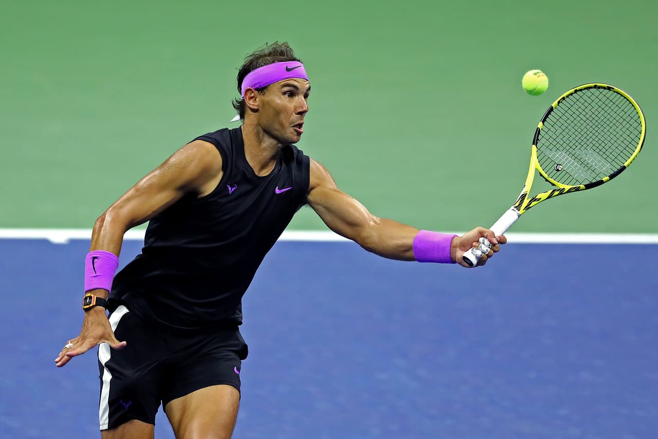 Rafael Nadal vence a Medvedev, no sin antes sufrirlo en los sets tres y cuatro.