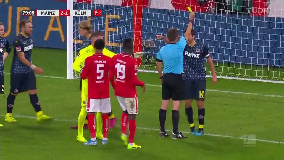 Tarjeta amarilla. El árbitro amonesta a Jonas Hector de 1. FC Köln