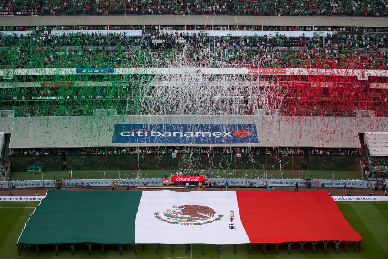 El Estadio Azteca se vistió de gala. La bandera tricolor lució colosal en el Coloso de Santa Úrsula.