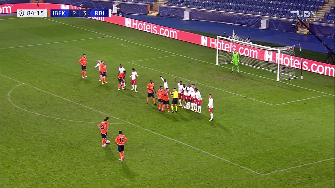 ¡GOOOL! Irfan Kahveci anota para Istanbul Basaksehir.