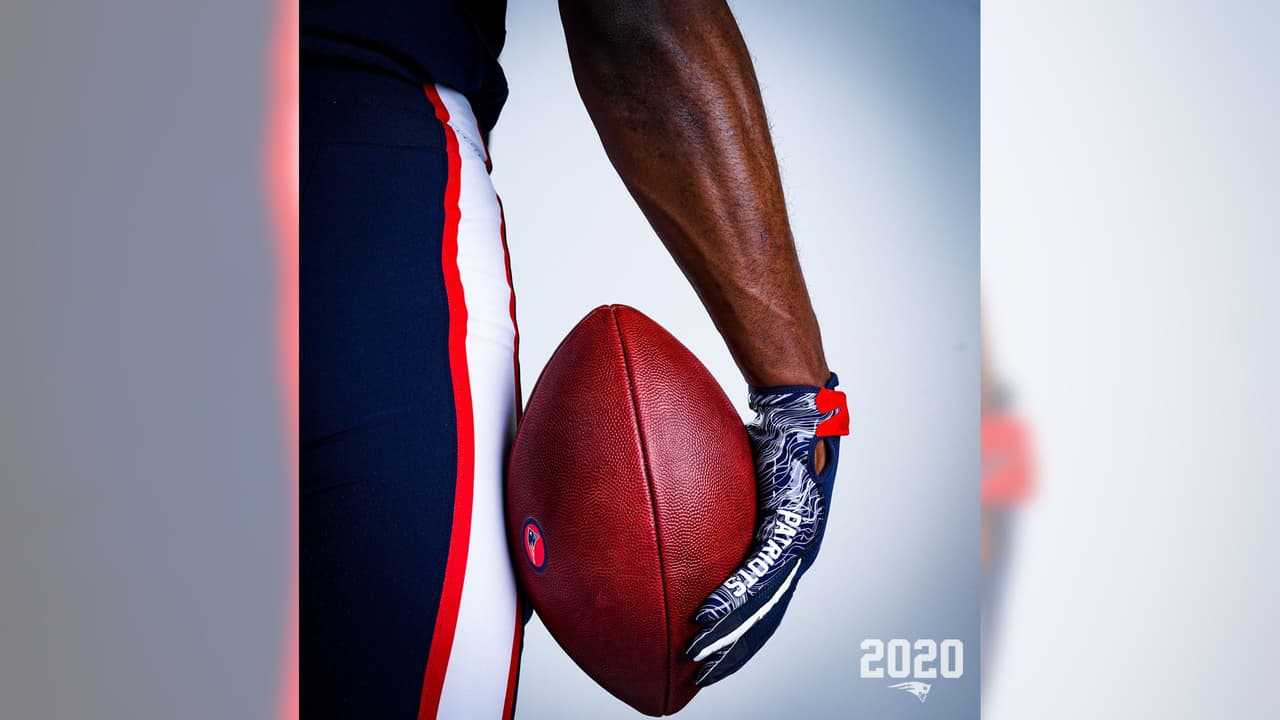 Los Patriots ya sin la presencia de Brady y en modo de reestructuración presentaron su nueva indumentaria para la temporada 2020 en la NFL. El color azul es muy similar al modelo color rush y el blanco es una adaptación combinando con las licras azules.