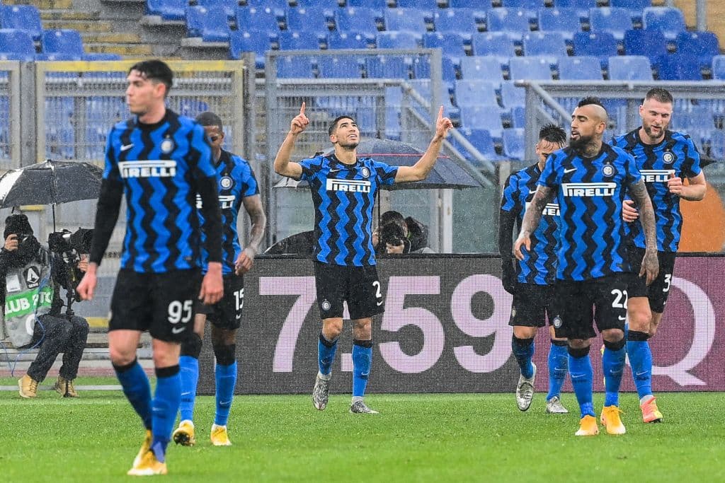 Se emapata el encuentro entre la Roma e Inter 2-2, durante la Jornada 17 de la Serie A. Lorenzo Pellegrini abrió el marcador a favor de los Giallorossi, pero los goles de Skriniar y Hakimi pusieron arriba a los 'Nerazurri', fue al minuto 86 cuando Gianluca Mancini igualó el marcador.