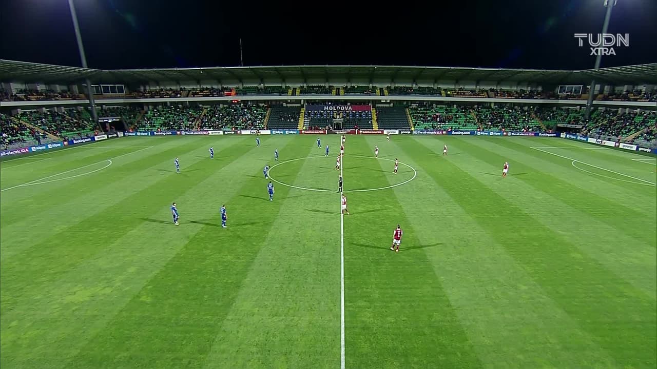 Arranca el partido y la pelota está en juego.