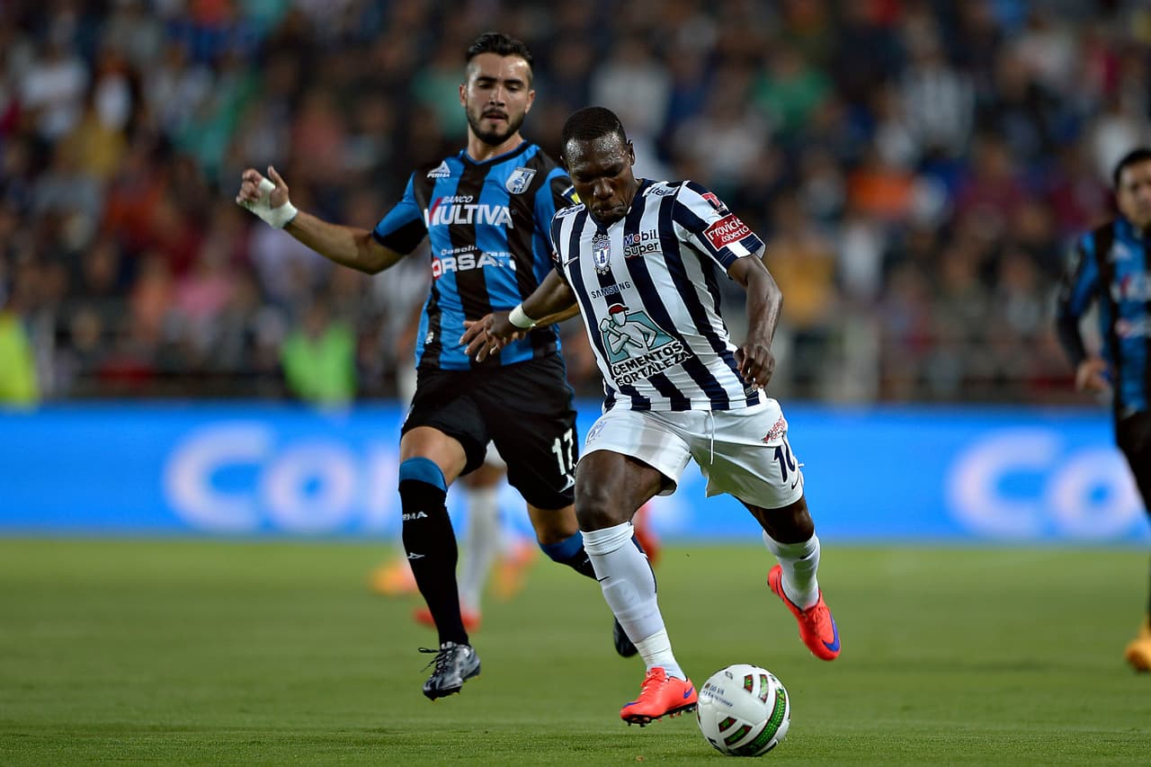 Entregar el balón de manera adecuada es fundamental para el buen desarrollo del juego y en pases completos el mejor fue Walter Ayoví con 1007.