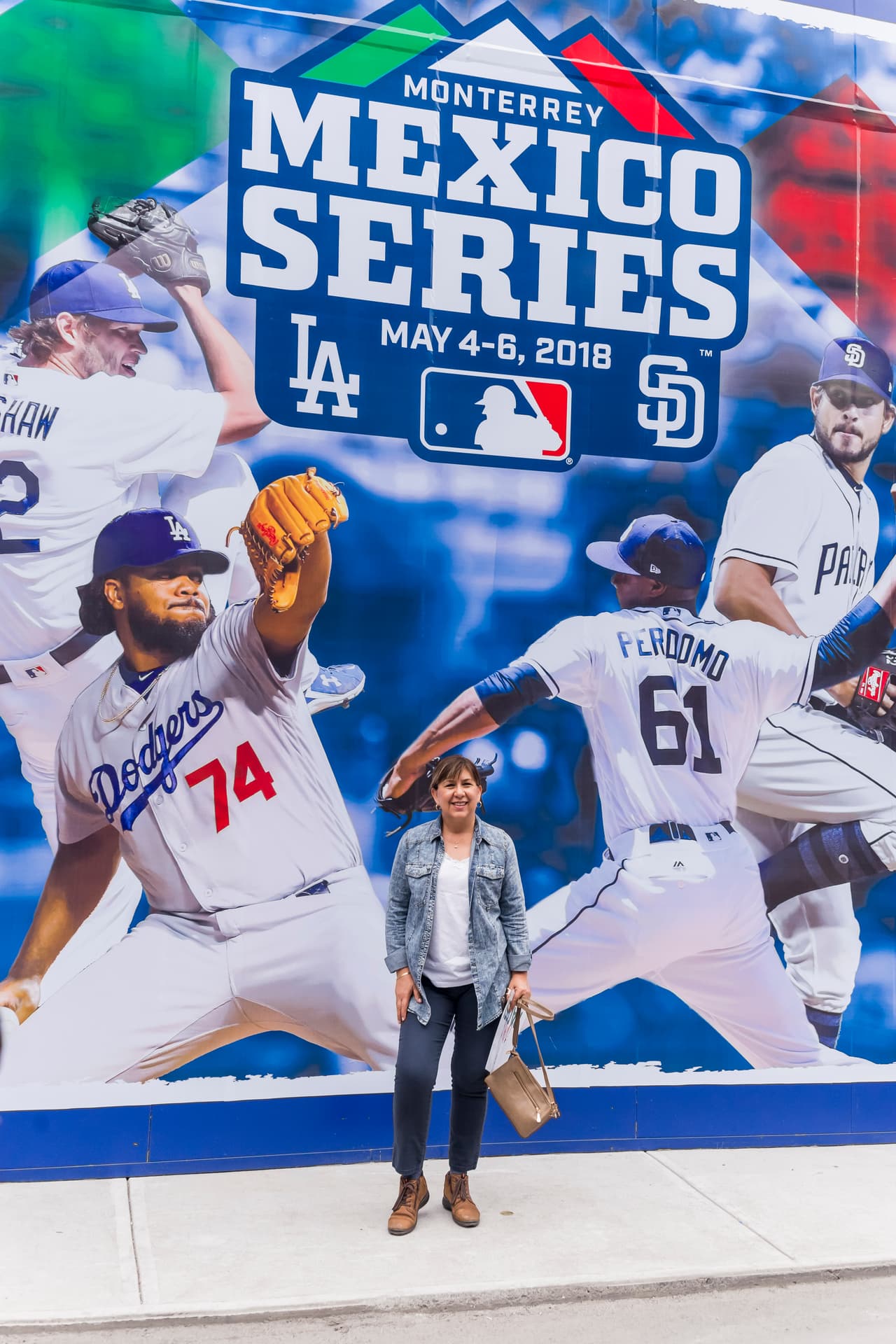 Los aficionados en el Estadio de Béisbol Monterrey previo al "Play Ball".
