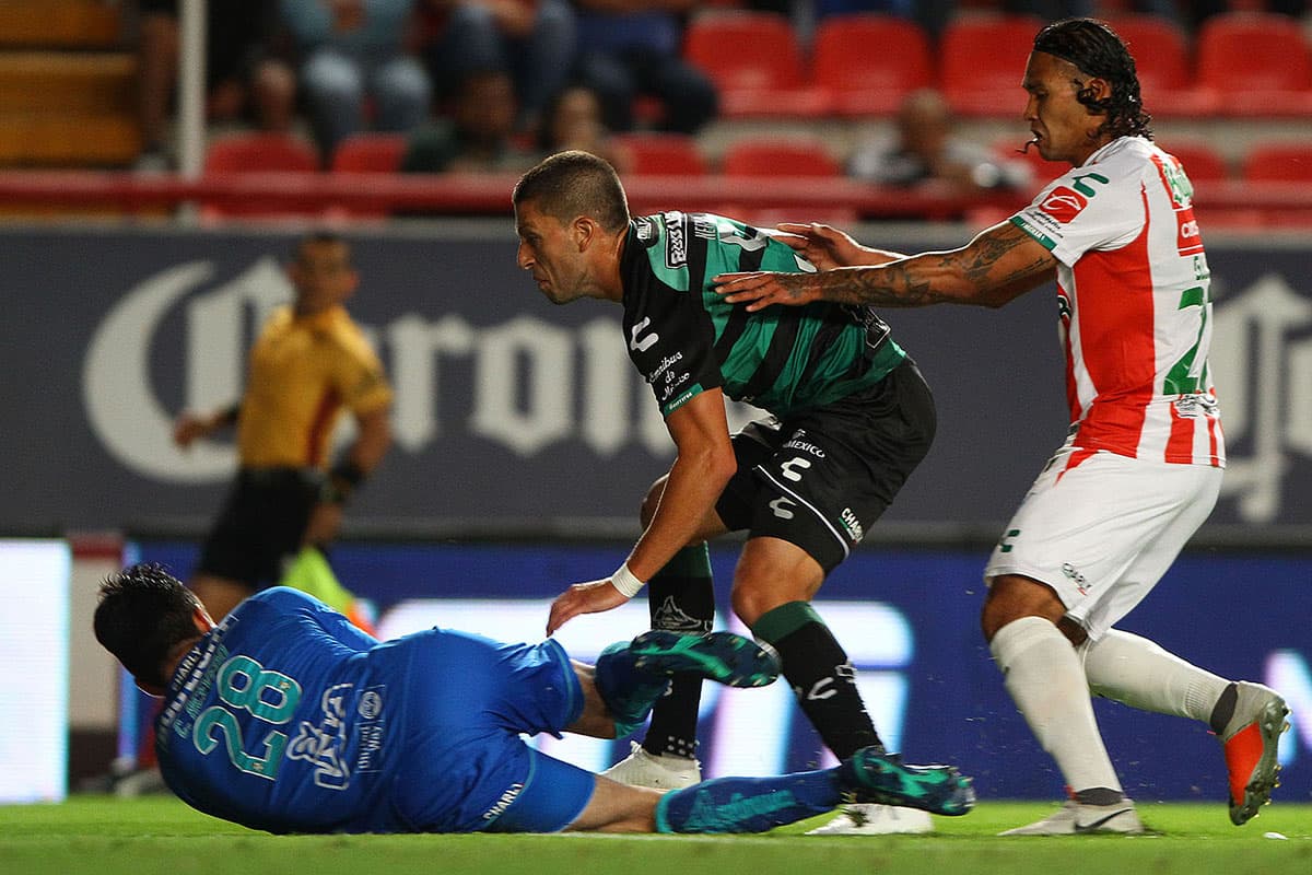 El arquero Carlos Acevedo de Santos Laguna (izquierda) logró sacar el arco en cero para el triunfo de su equipo.