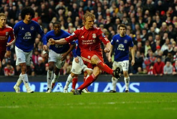 Casi terminaba el duelo y se marcó un penalti a favor de los 'Reds'.