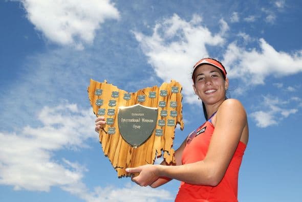 Garbiñe Muguruza está dando la nota en el Abierto de Australia y se ha metido hasta los octavos de final. Esta bella tenista de 20 años es hija de un español y una venezolana, y aunque aún no ha decidido a que país quiere representar, de momento juega bajo bandera española y entrena en Barcelona. Garmiñe -que quiere decir Inmaculada en vasco- conquista con su tenis, su bella y simpatía.