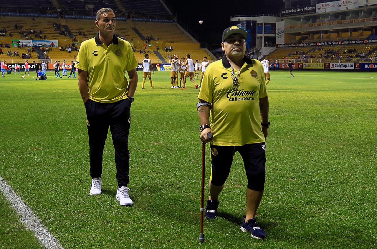 Lo único que ha ido mal para Maradona en México es que una de sus rodillas le ha estado dando muchos problemas y eso lo ha orillado a usar un bastón y cojear.