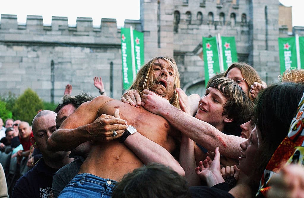 El cantante punk llegó a rodar sobre fragmentos de vidrio y vomitar regularmente en el escenario.