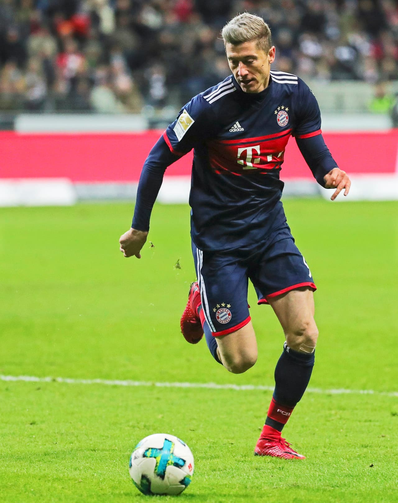 A falta de 6 minutos para el final, Lewandowski entró al campo por Coman. Tuvo un par de oportunidades, pero el control del balón le jugó una mala pasada.