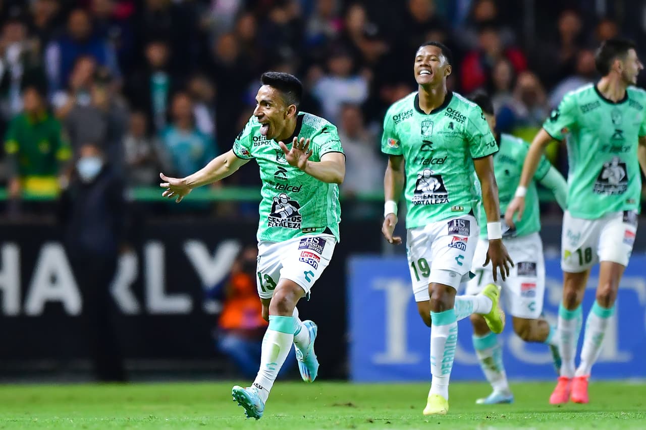 El León vino de atrás para derrotar al Necaxa y con ello sacar el primer triunfo del torneo.